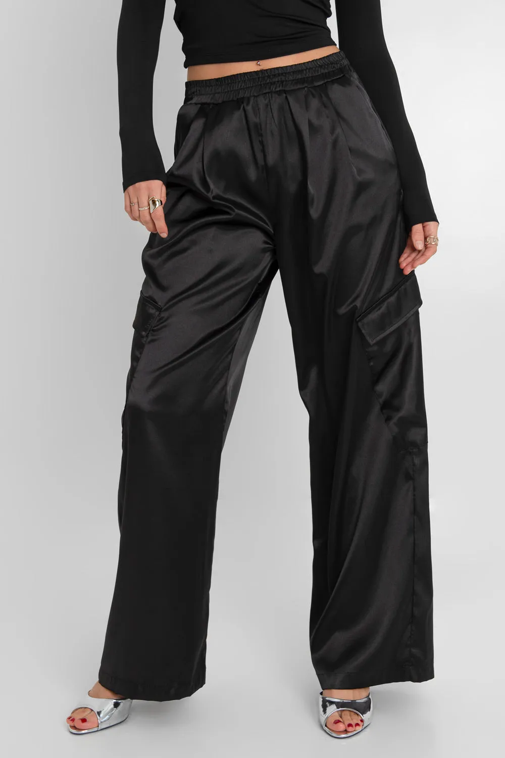 Pantalón cargo wide leg fit satinado