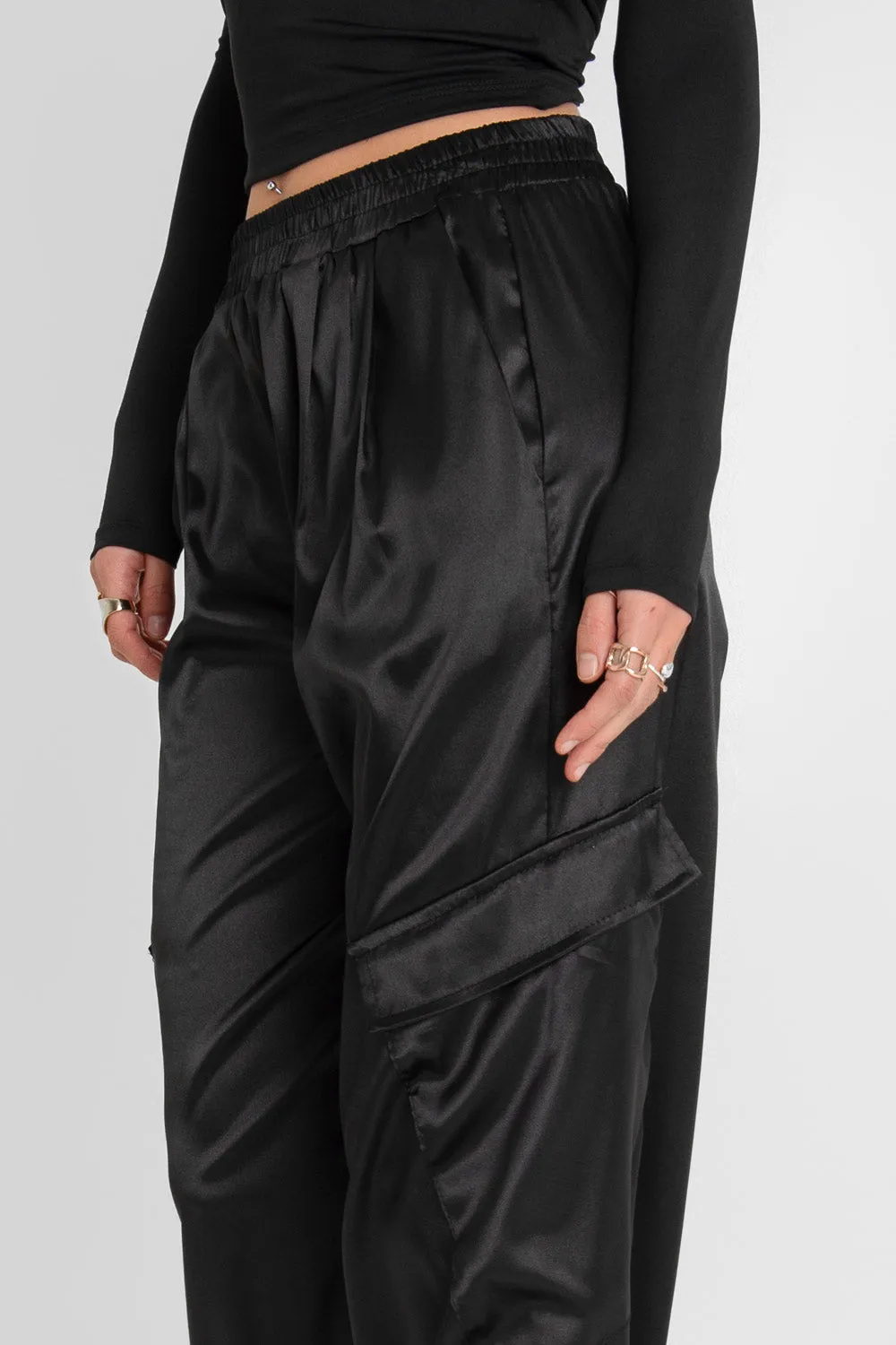 Pantalón cargo wide leg fit satinado