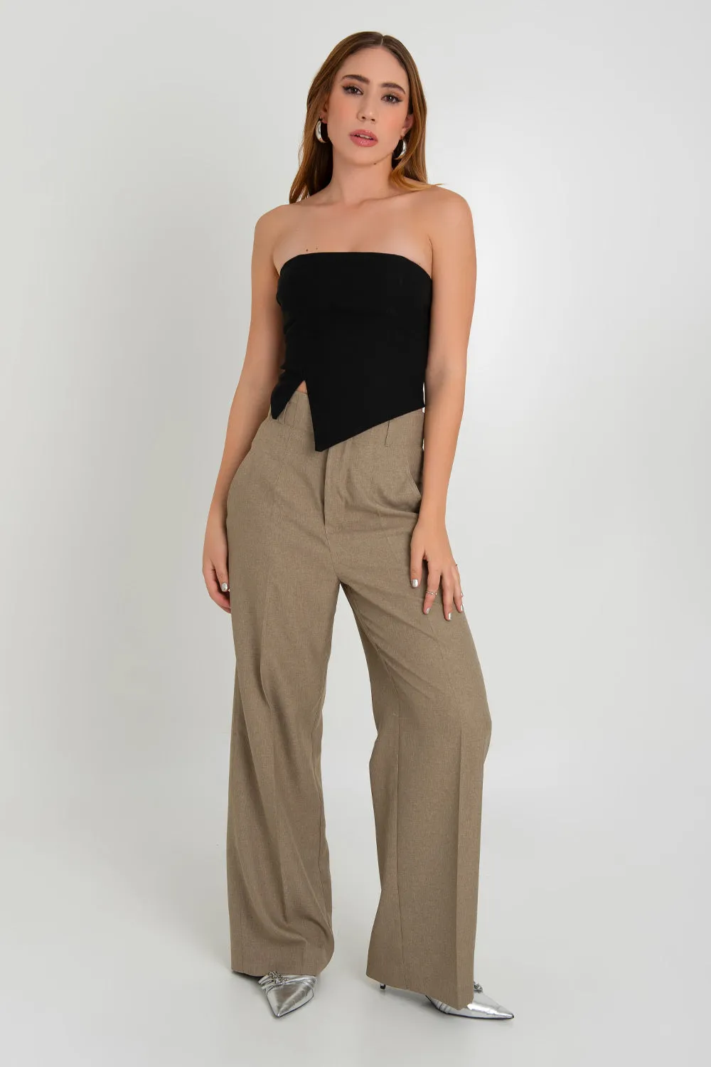 Pantalón de fit wide leg con raya tiro alto