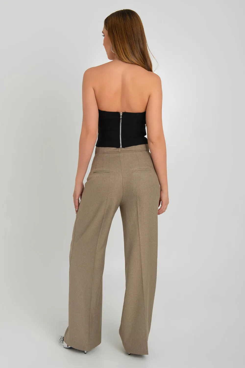 Pantalón de fit wide leg con raya tiro alto