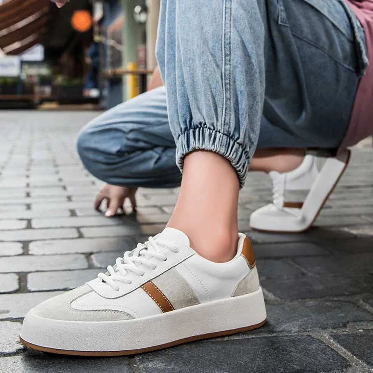 White brown stripe casual shoe sneaker