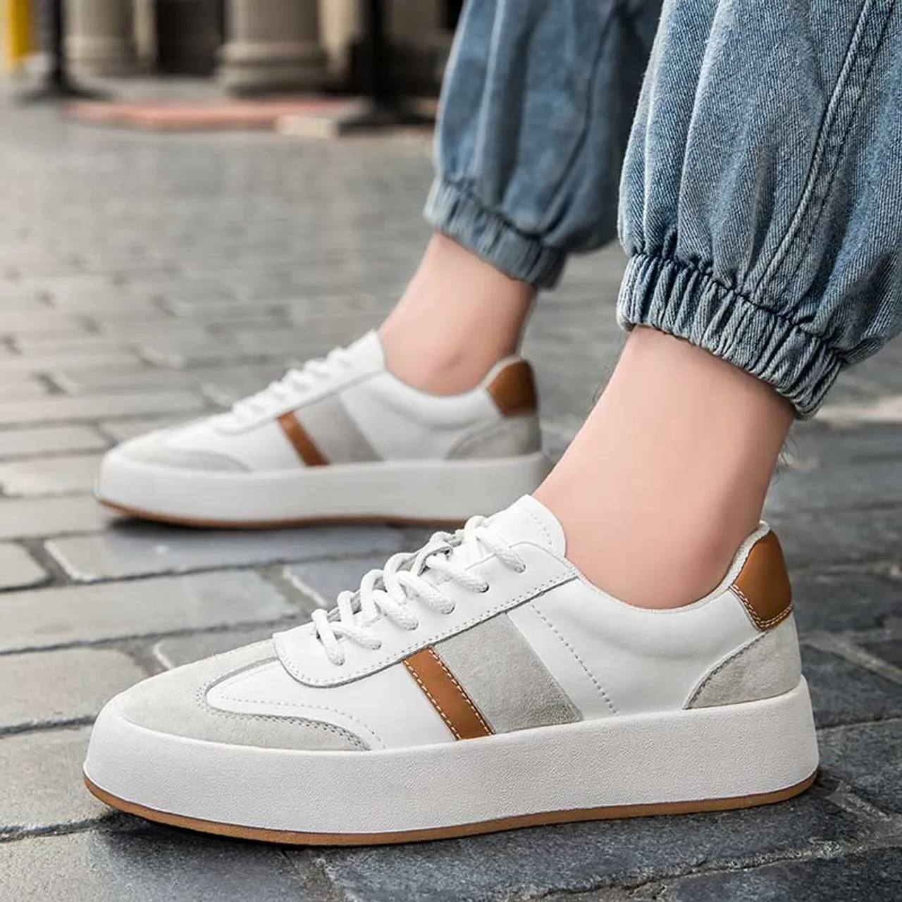 White brown stripe casual shoe sneaker