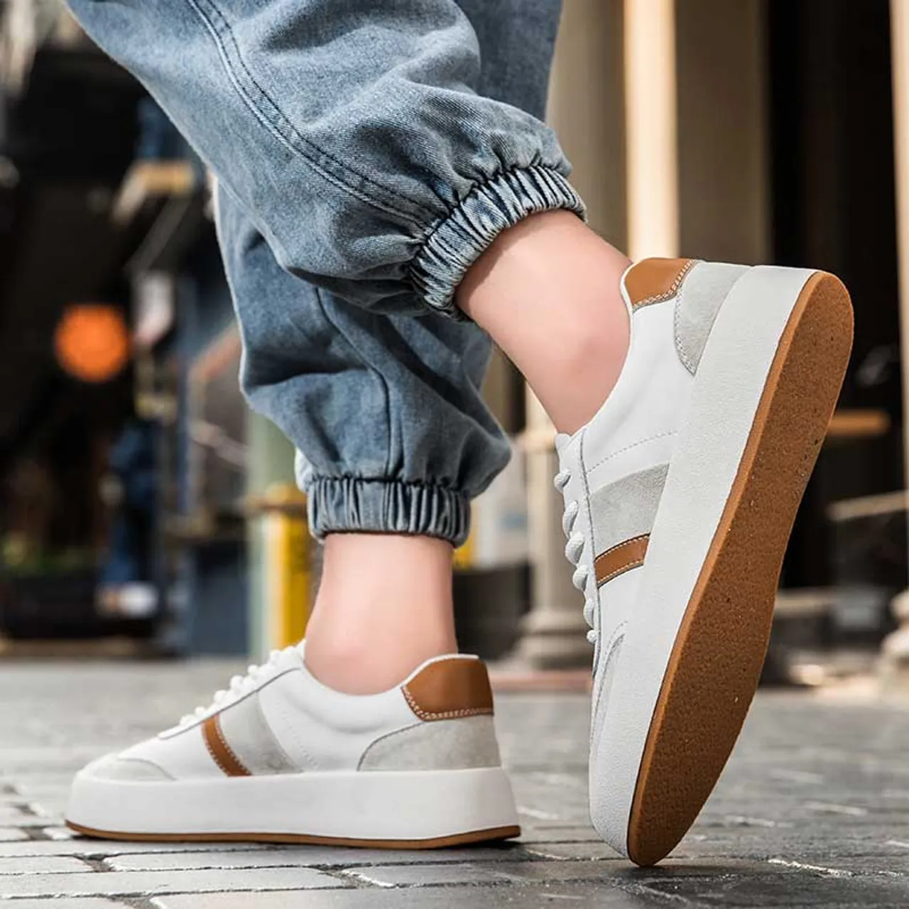 White brown stripe casual shoe sneaker