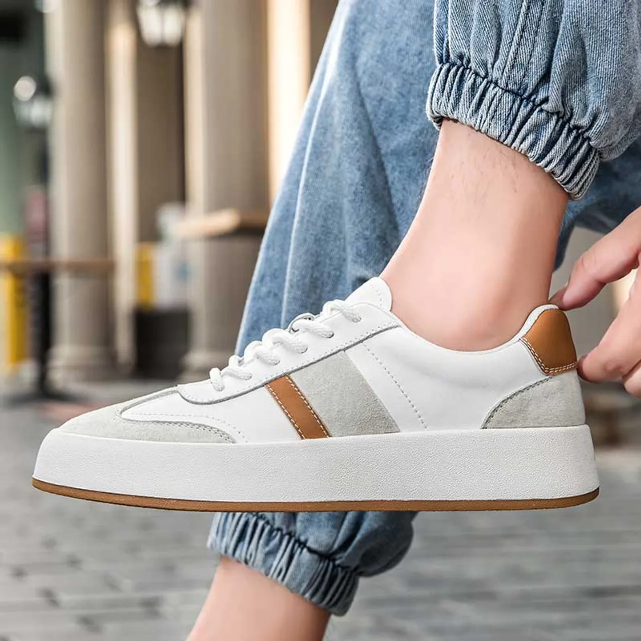 White brown stripe casual shoe sneaker